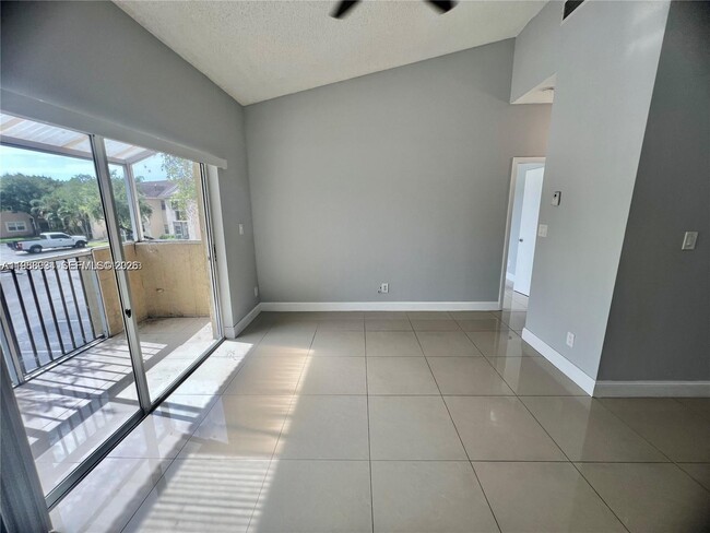 Building Photo - 660 Cypress Club Way