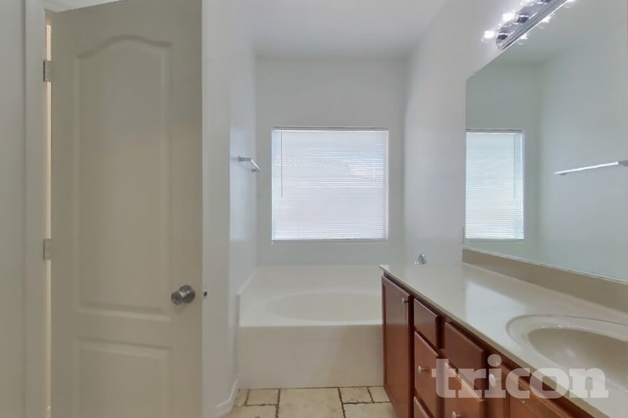 Building Photo - 504 W Beautiful Ln