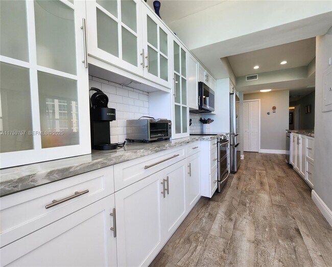 Building Photo - 3505 S Ocean Dr