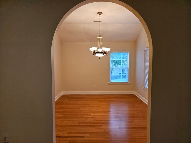 Building Photo - Beautiful 3 Bedroom 2 bath Home in Hampste...