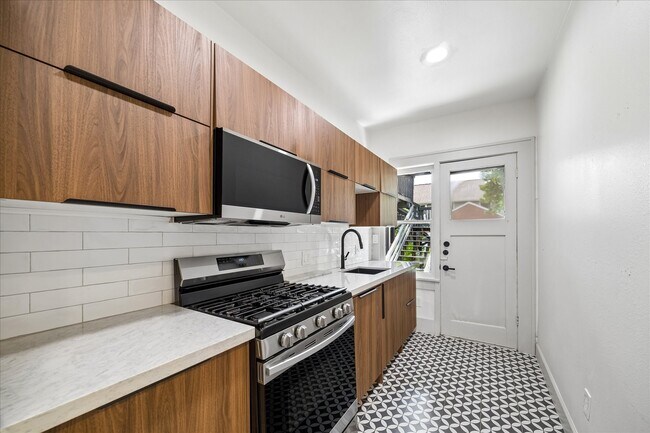 Building Photo - 2408 White Oak Dr