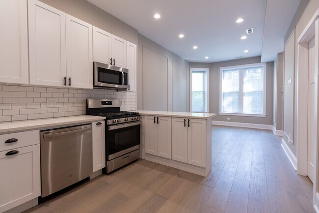 Building Photo - 2618 W Evergreen Ave