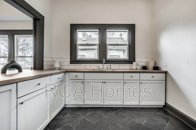 Building Photo - 4612 E New York St