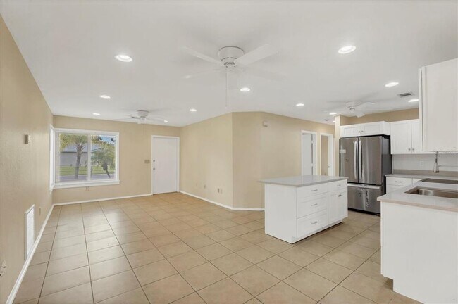 Building Photo - 5439 Kenwood Dr