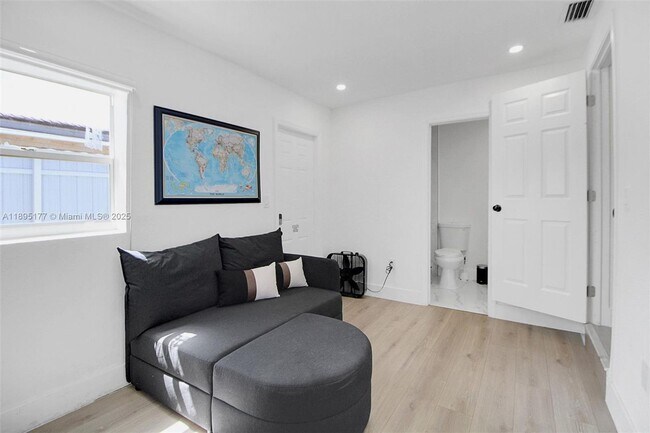 Building Photo - 18361 NE 20th Pl