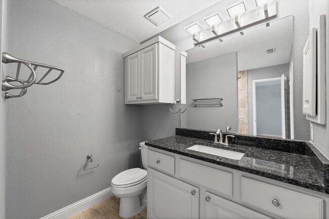 Building Photo - 17 E Willowood Ct