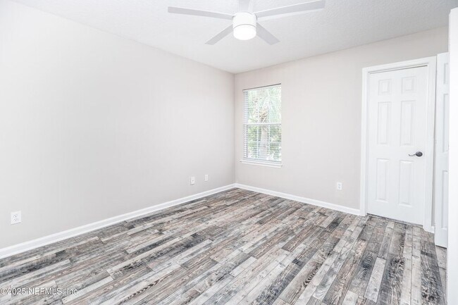 Building Photo - 230 Scrub Jay Dr