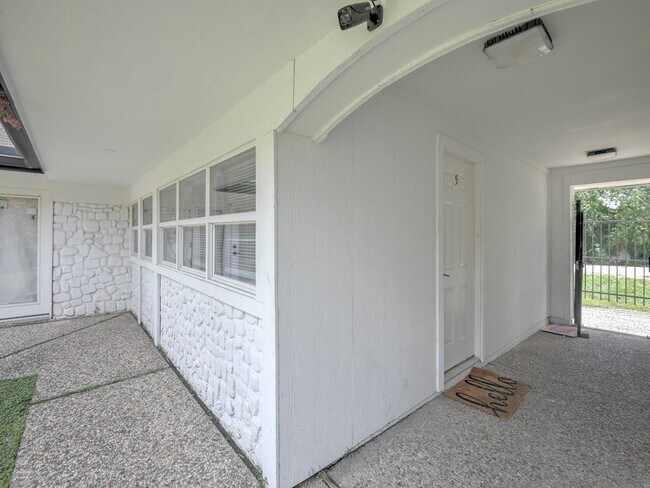 Building Photo - 1947 Ojeman Rd