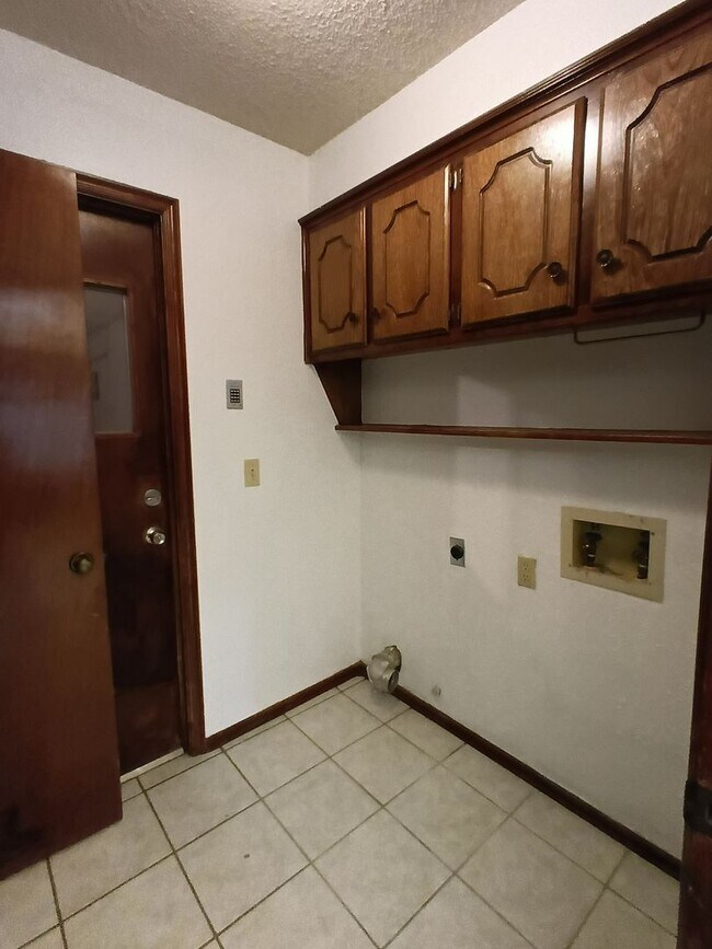 Building Photo - 9024 Brookwood Dr