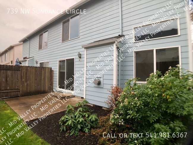 Building Photo - Townhome Near Samaritan Hospital