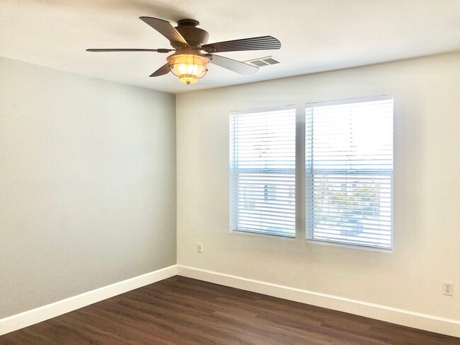 Building Photo - Beautifully Upgraded & Appointed End Condo...
