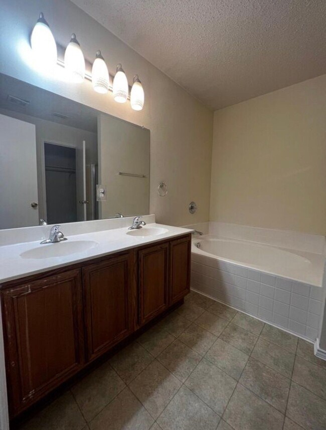 Building Photo - 1414 Lochspring Dr