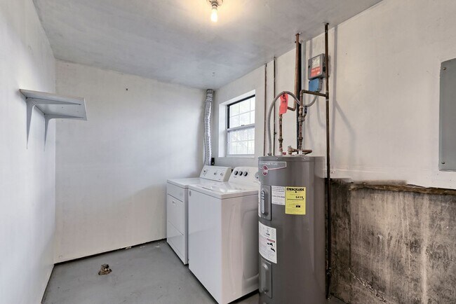 Building Photo - 3200 Azalea Dr