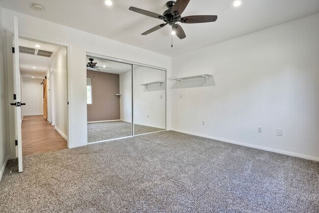 Building Photo - 3921 Daisy Pl