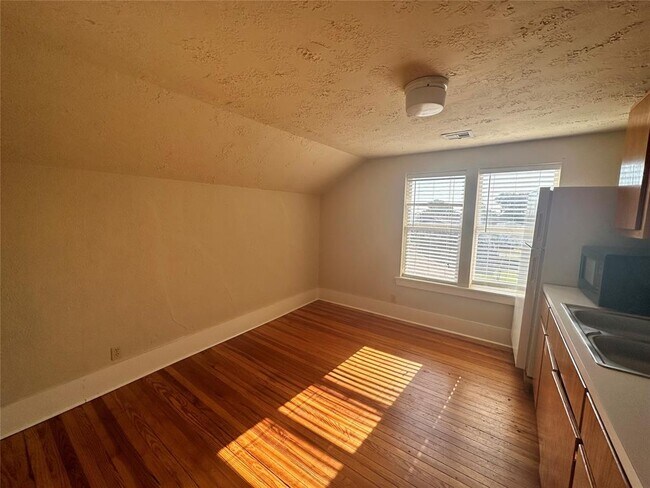 Building Photo - 731 Deans Row Ave