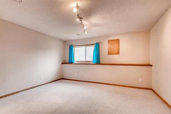 Building Photo - 2831 Carver Park Cir, Woodbury, MN, 55125