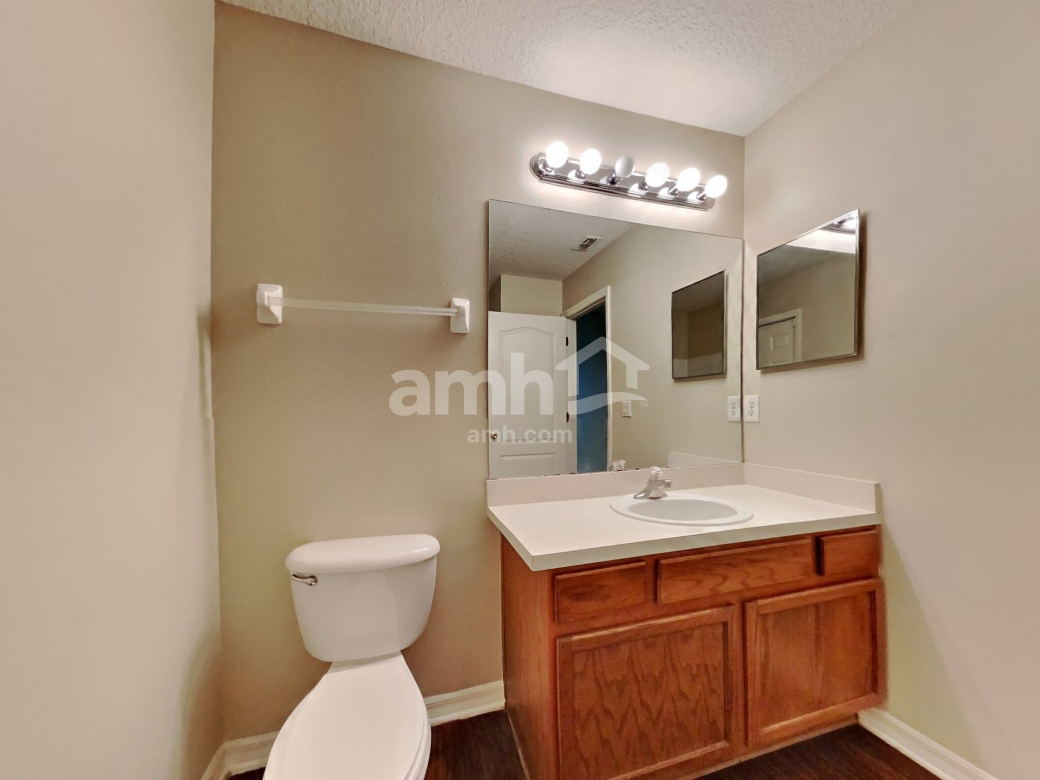 Building Photo - 10235 Meadow Pointe Dr