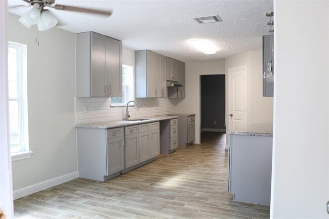 Building Photo - Beautiful 4-bedroom, 2-bath home