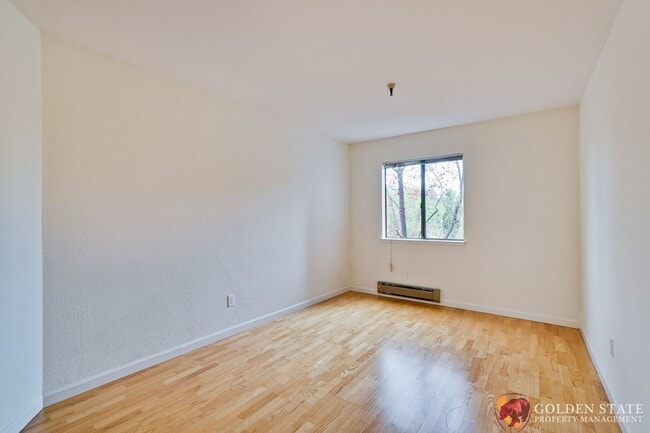 Building Photo - Beautiful Top Floor Condo in Prime Mountain View Location