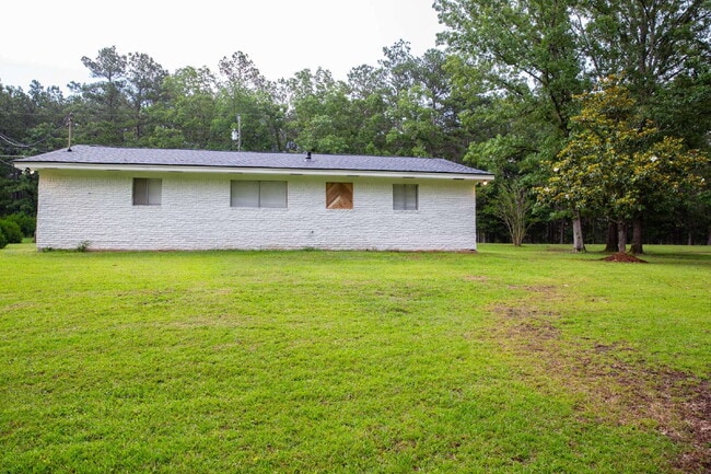 Building Photo - Charming Remodeled 3-Bed/1-Bath Home on 1 Acre — Ideal for Grad Students, Pros, or Game-Day Retre...