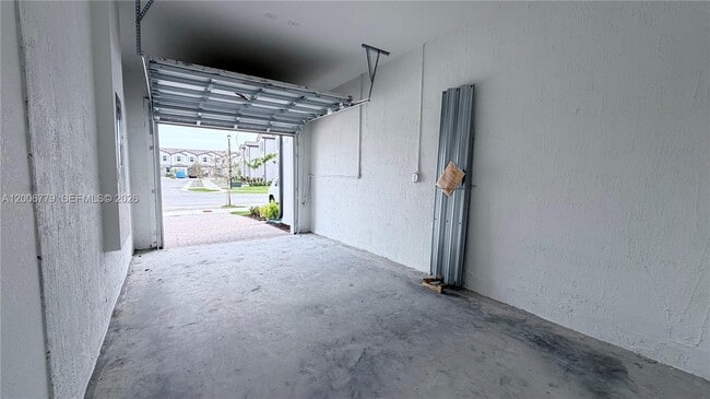 Building Photo - 2537 SE 27th Ct