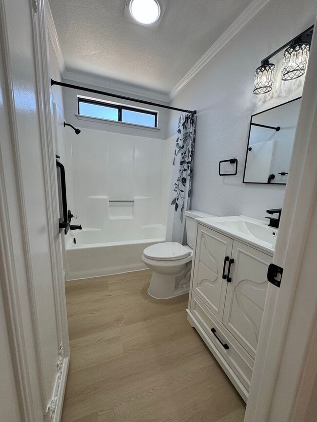 Building Photo - Beautifully Remodeled 3 Bed, 2 Bath $1,795.00