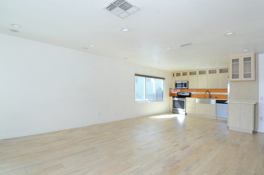 Building Photo - 519 E Providencia Ave