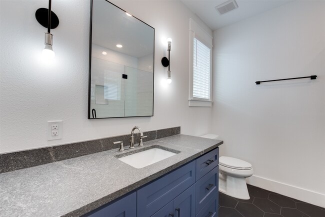 Building Photo - 425 W 21st St