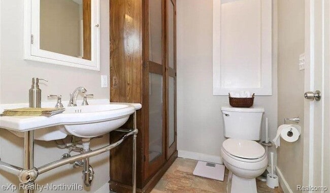 Building Photo - 212 S Pontiac Trail