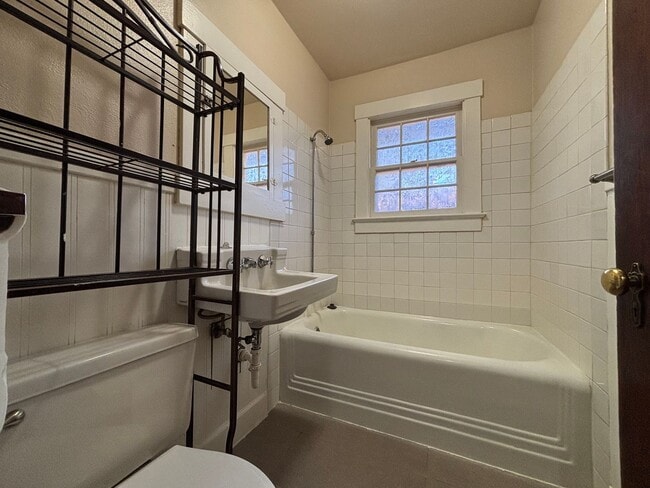 Building Photo - Available Now!  Single family home just mi...