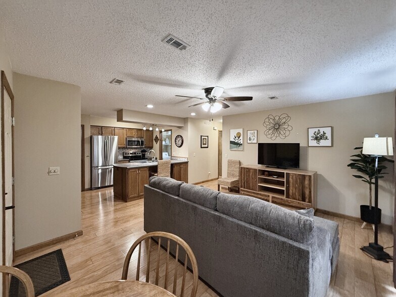 Building Photo - 1516 Meadowhill Dr