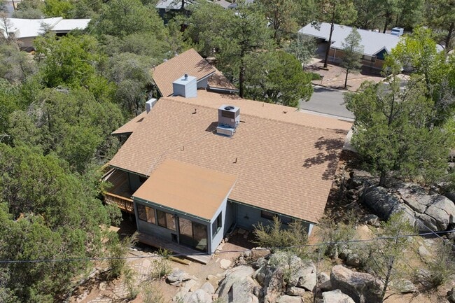 Building Photo - 3 bedroom, 3 bath home close to downtown P...