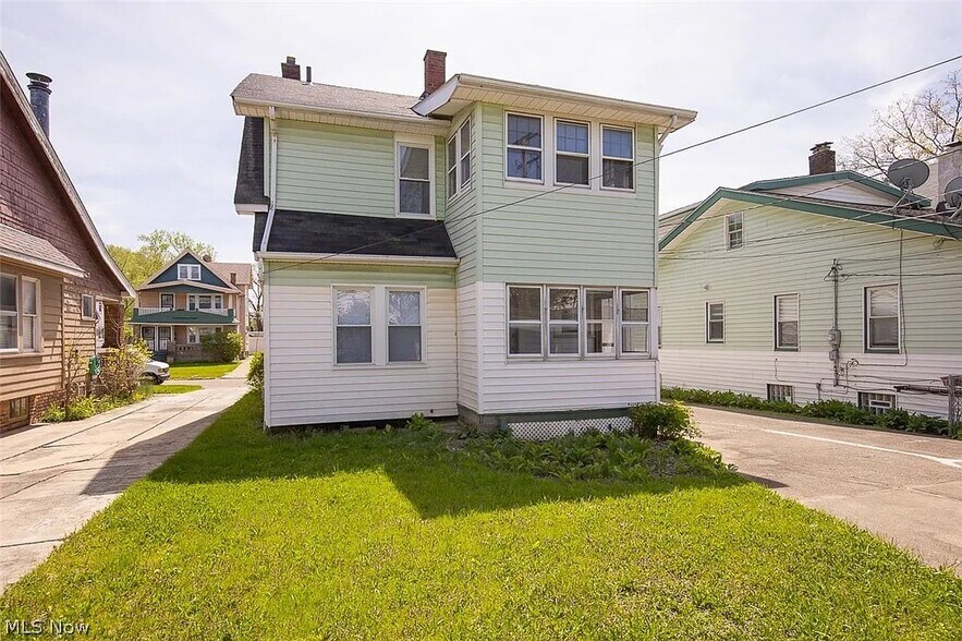 Building Photo - 10203 Greenview Ave