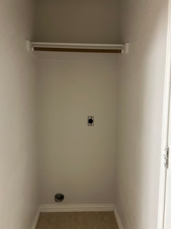 Building Photo - Beautiful 3 Bedroom, 2.5 Bathroom Townhome...