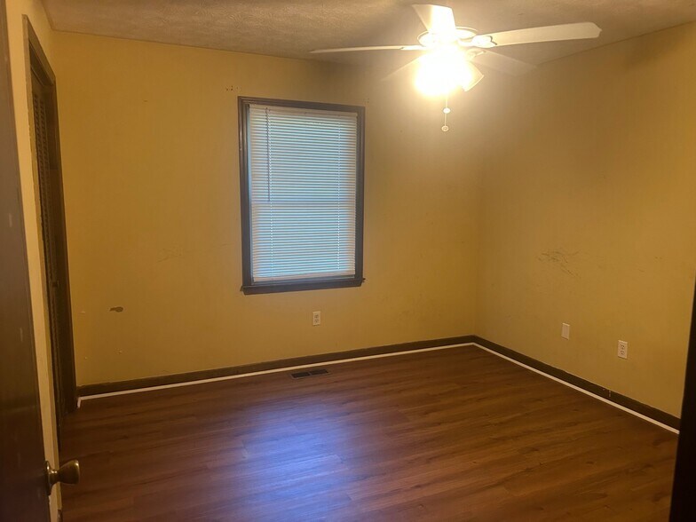 Building Photo - 198 Fairfield Cir
