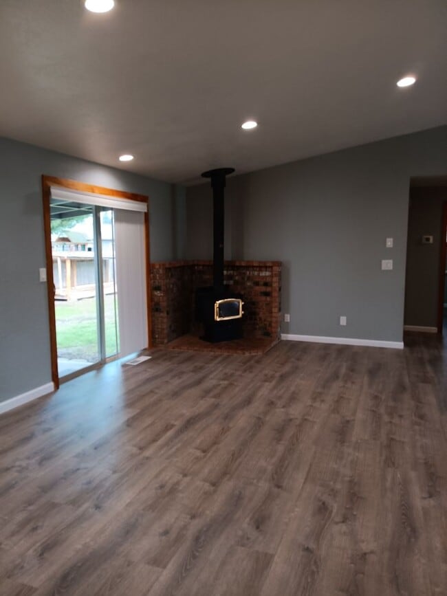 Building Photo - This Gem Of A House is Ready For You!