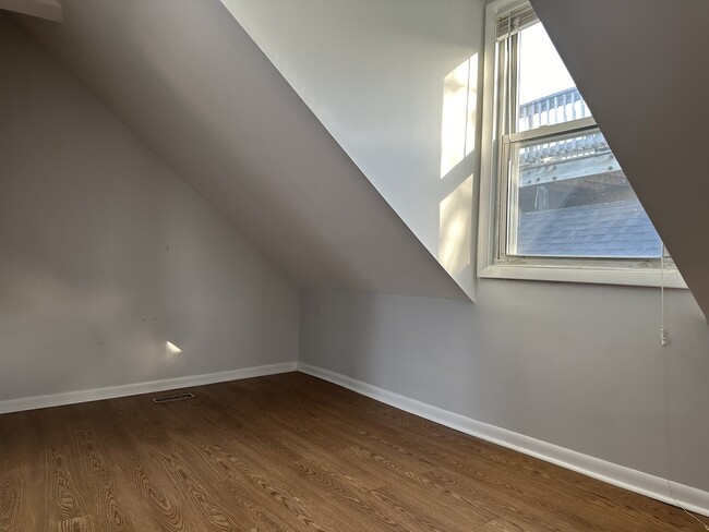 Building Photo - 2451 N Marshfield Ave