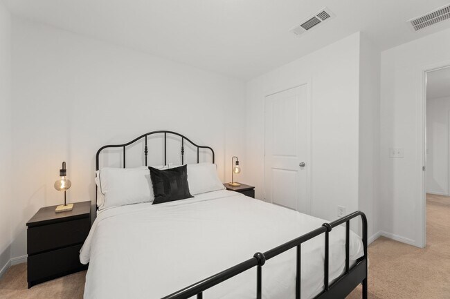 Building Photo - 16424 Big Hickory Dr