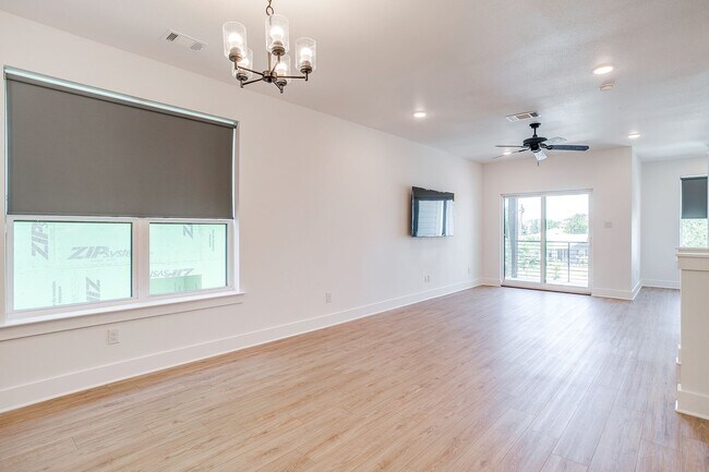 Building Photo - 2341 Benbrook Blvd