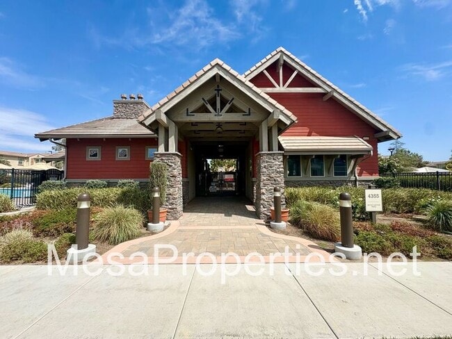 Building Photo - 3244 E Yellowstone Dr