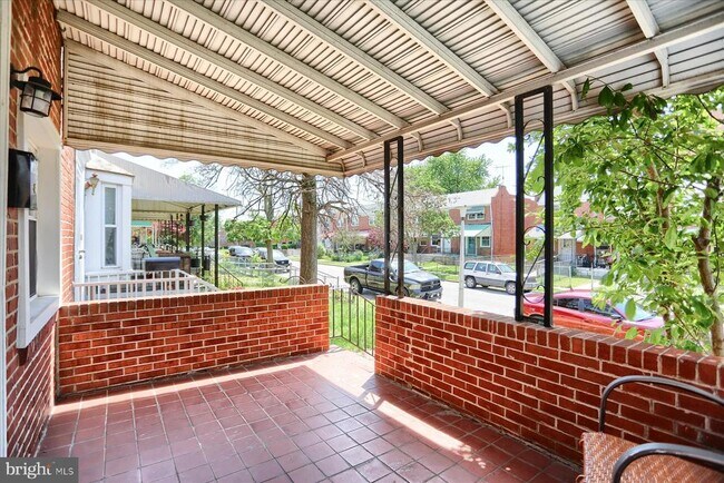 Building Photo - 1207 Anglesea St