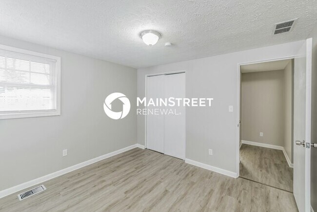 Building Photo - 3 Bedroom Pet-Friendly Home in Louisville, KY with Main Street Renewal