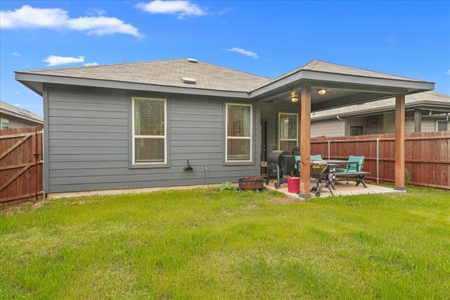 Building Photo - 585 Concho St