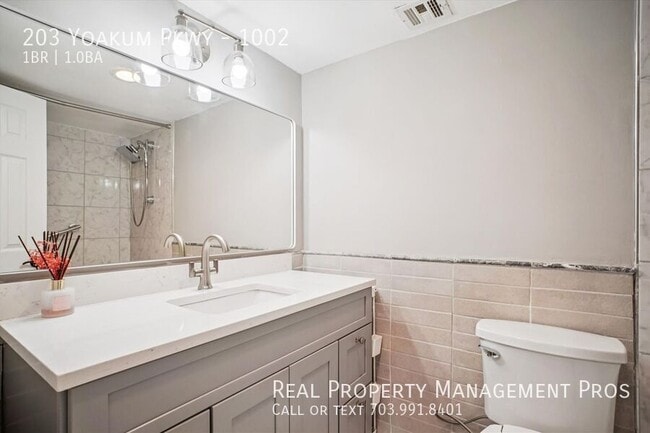 Building Photo - 203 Yoakum Pkwy