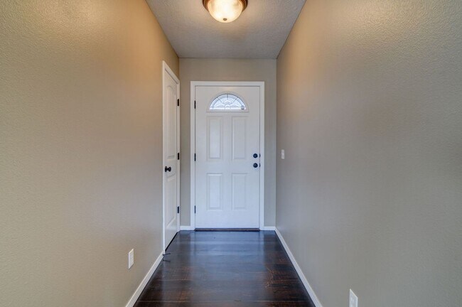 Building Photo - Beautiful all brick 3 bed 2 bath house in ...