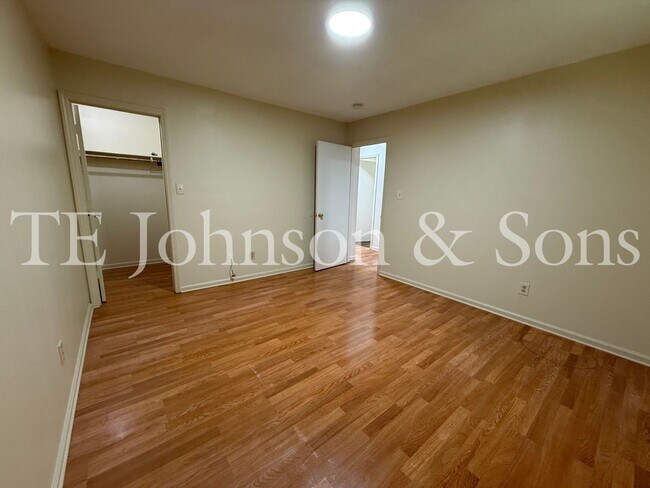 Building Photo - 1506 Oakshire-Water Included