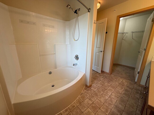 Building Photo - 3 Bedroom 2.5 Bath DuPont Townhome