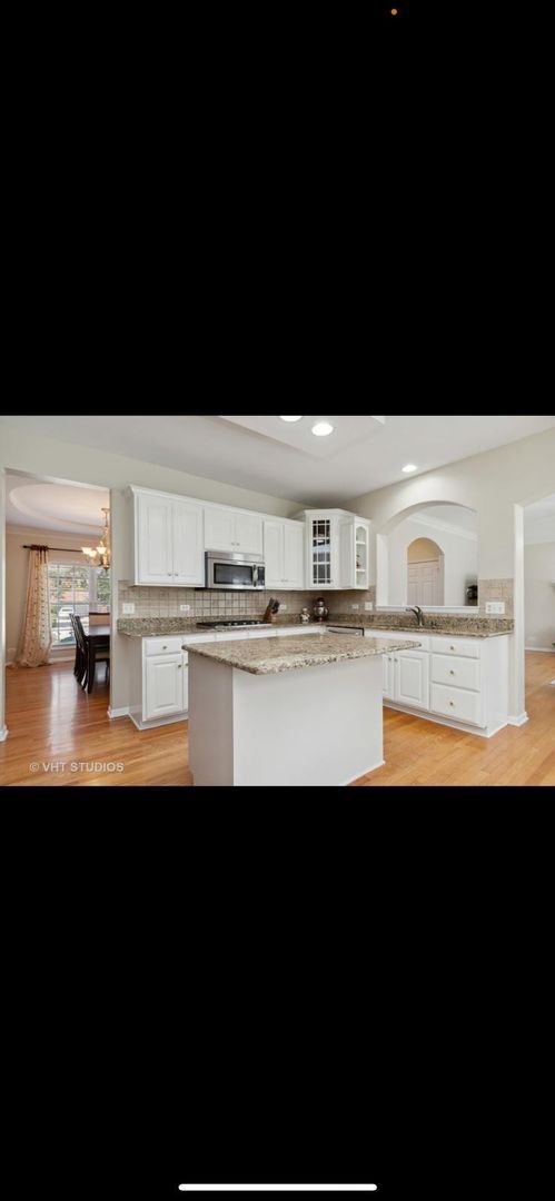 Building Photo - BEAUTIFUL HOUSE- 4+1 bsmt bedroom, 3.5 bat...
