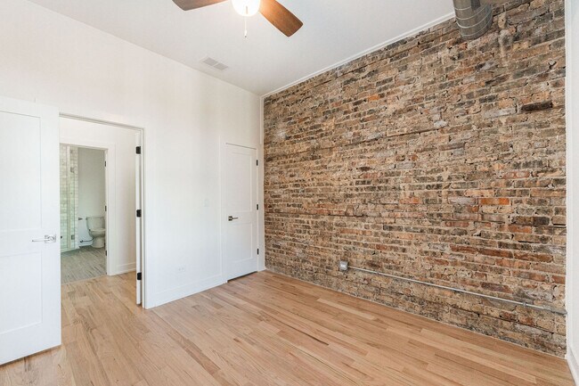 Building Photo - 2620 N Milwaukee Ave