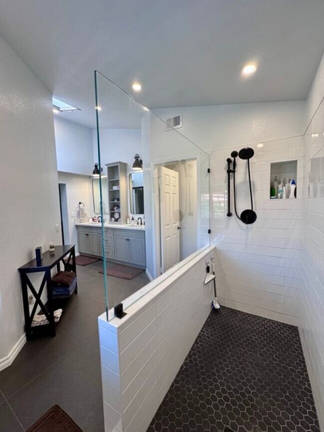 Building Photo - Beautiful 4 Bedroom Pool Home with Solar i...